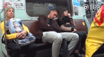 节目组安排男神装睡靠在女乘客肩膀上，有位姑娘的反应亮了！-微刊