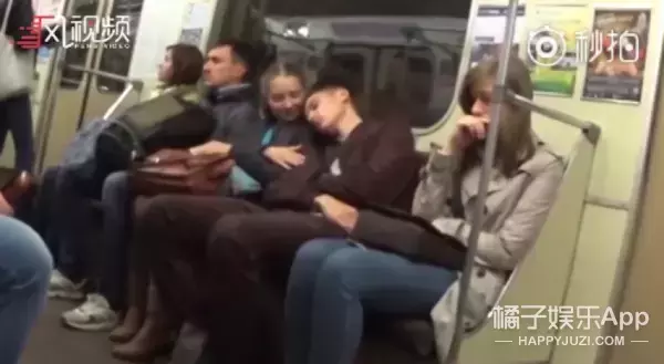 节目组安排男神装睡靠在女乘客肩膀上，有位姑娘的反应亮了！-微刊