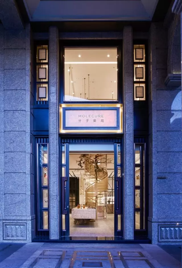 27岁裸辞，他想开出中国最美的药店，竟引无数人爱上“吃药”。用烧杯喝咖啡，注射器调酒，没生病的人竟也想去逛逛…-微刊