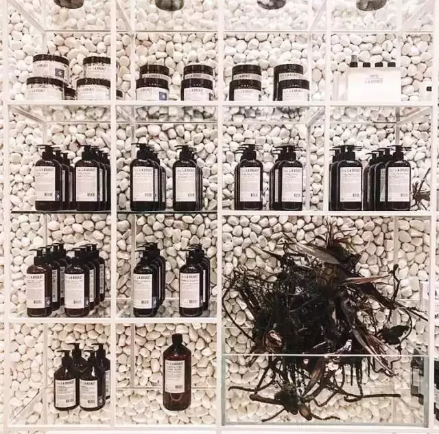 27岁裸辞，他想开出中国最美的药店，竟引无数人爱上“吃药”。用烧杯喝咖啡，注射器调酒，没生病的人竟也想去逛逛…-微刊