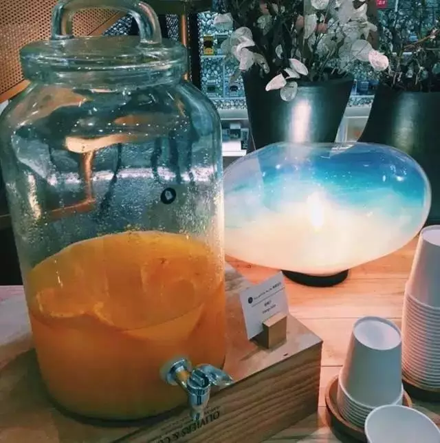 27岁裸辞，他想开出中国最美的药店，竟引无数人爱上“吃药”。用烧杯喝咖啡，注射器调酒，没生病的人竟也想去逛逛…-微刊