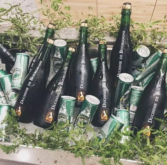 27岁裸辞，他想开出中国最美的药店，竟引无数人爱上“吃药”。用烧杯喝咖啡，注射器调酒，没生病的人竟也想去逛逛…-微刊